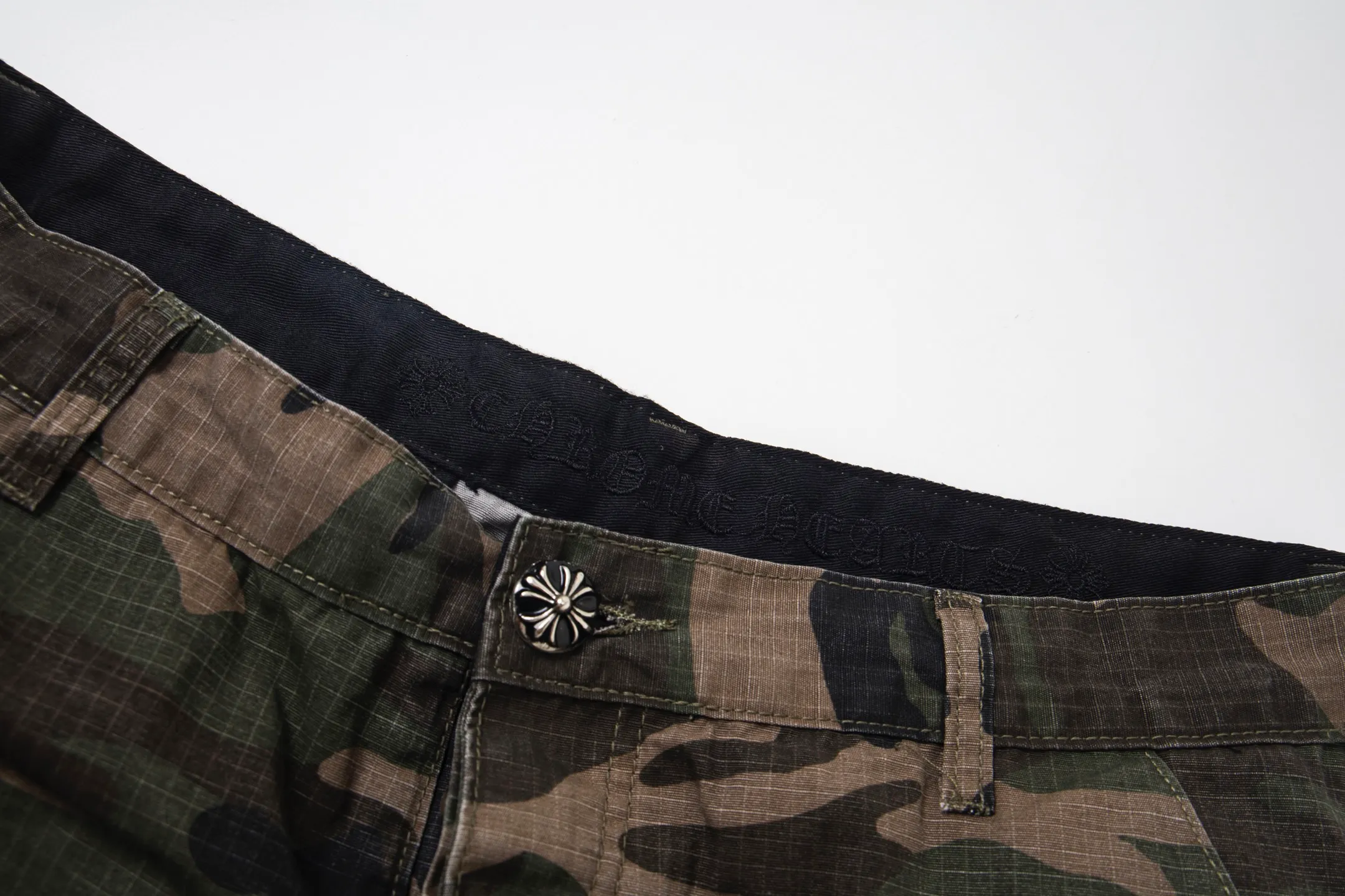 P260 Chrome hearts CH Chrome hearts new silver camouflage three-dimensional pocket overalls Chrome hearts is a top brand in the fashion world, and these pants are one of the best. It uses the classic Levi's jeans bottom panel, which has been carefully disassembled and spliced. The washed effect is natural, showing a unique retro charm. The pants are based on camouflage and are paired with cross patches, which have a great visual impact. These patches are exquisitely crafted and have a luxurious feel. The hardware accessories are ultra-exquisite. The placket buckle is made of silver, hand-polished and painted with distressing liquid. The main buckle has a three-dimensional cross flower shape. The six-pointed star screws and hand-cut leather washers on the back are full of details, which are both beautiful and durable. Style number: 1731# Color: Camouflage Size: 28 30 32 34 36